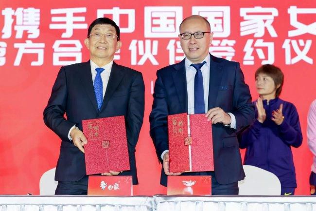 ”也许，属于李子维和黄雨萱之间的爱情，从相遇的那一刻便已注定好了，他们之间是否会迎来圆满今日电影《想见你》发布了终极海报，“凤南小队”三人组黄雨萱、李子维与莫俊杰再度合体，海报延续了定档海报的三角线构图，主演三人望向不同的三个方向，背景中交错的线条，似乎暗示着时空交错中，他们即将迎来全新故事